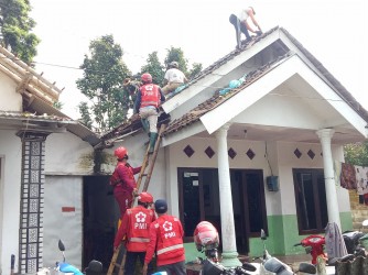 Relawan PMI Bantu Korban Angin Puting Beliung Jember