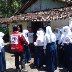 Bantu Sesama, PMR SMPN 1 Ajung Sisihkan Uang Saku Untuk Korban Puting Beliung