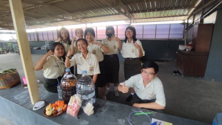 Edukasi Pembuatan Eco Enzyme, PMR SMAK St. Paulus Jember Semarakkan HUT Ke-73 PMR