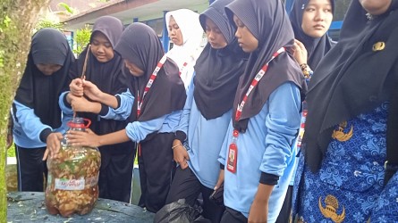 Kasek, Dewan Guru, Dan Anggota PMR SMAN 1 Tanggul  Kompak Membuat  Eco Enzyme