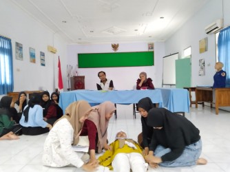 Ngabuburit, KSR PMI Unit Universitas Dr. Soebandi Jember Gelar Latihan First Aid 