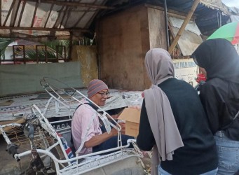 KSR PMI Unit Universitas Dr. Soebandi Bagi-Bagi Sembako Dan Ratusan Takjil