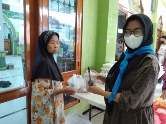 Puluhan Anggota PMR SMP Negeri 1 Jember Bagi Takjil Dan Buka Bersama