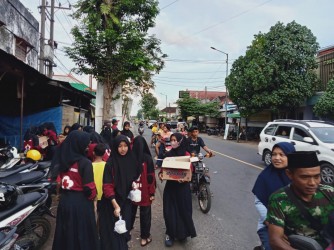 Teladan, PMR WIRA SMKN 6 Jember Bagikan Ratusan Takjil Gratis Pada Pengguna Jalan