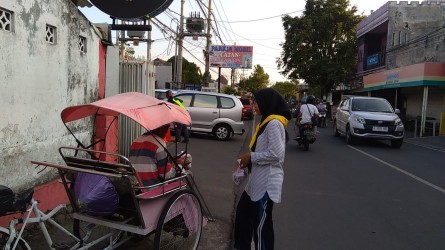 PMR Wira MAN 2 Jemberi Hdupkan Gerakan Bersih – Bersih Masjid Dan Bagi Sembako
