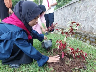Nandur Bareng Bunga Sambung Darah,  KSR PMI Unit UIN KHAS Jember Peringati Hari Lingkungan Hidup Sedunia