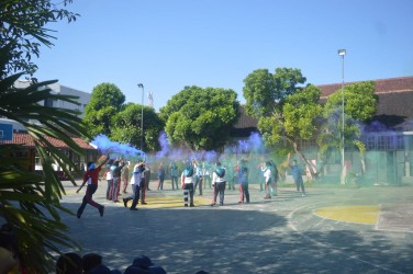 Awali Hari Masuk Sekolah,  PMR SMP Negeri 1 Jember Simulasikan Pertolongan Pertama Pada Kecelakaan