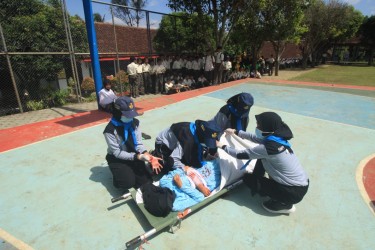 PMR Madya SMPN 1 Sukorambi Simulasikan Pertolongan Pertama Pada Korban Bencana Gempa Bumi