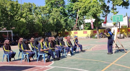 MPLS, PMR SMPN 1 Jenggawah Peragakan Penanganan Korban Bencana Gempa Bumi