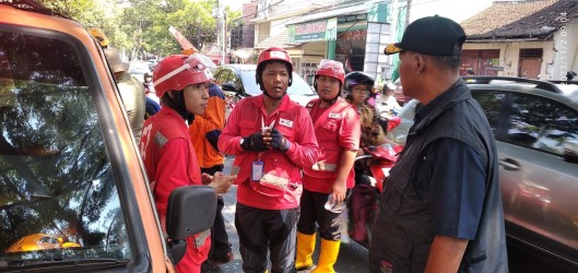 Dalam Gerakan Perempesan Pohon, Posko PB PMI Kabupaten Jember Terjunkan Personil 