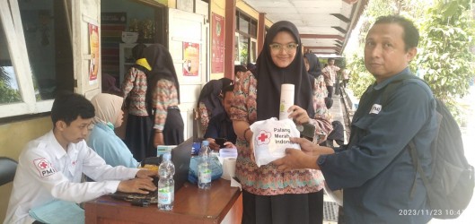 Pendonor Dapat Suvenir Cantik Dari PMR SMAN 3 Jember