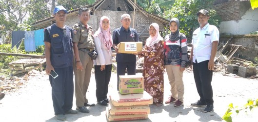 Relawan Ikut Sumbang Semen Tiga Sak,  PMI Bantu Korban Bencana Angin Kencang Berupa Beras 10 KG Dan 1 Dus Mie Instan