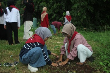 Peringati Hari Bumi, KSR PMI UNIT UIN KHAS Jember Selenggarakan Planting Trees Together Di Kampus