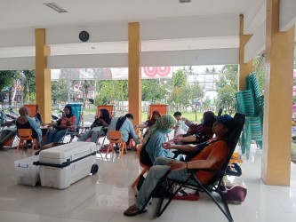 PEGAWAI KECAMATAN KALISAT, ORMAS DAN WARGA ANTUSIAS DONOR DARAH UNTUK EARLY DETECTION KESEHATAN TUBUH