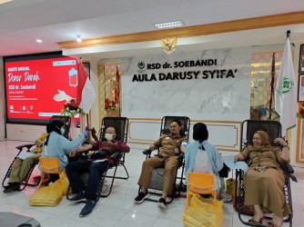 Meriahkan HUT ARSADA Ke- 25: Keluarga Pasien, Pejabat, Dan Pegawai RSD Dr. Soebandi Jember Kompak Ikut Donor Darah