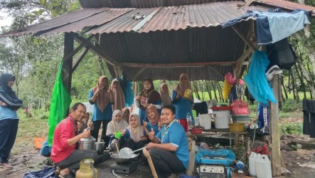 Diklatsar Lapang KSR PMI Unit ITS Mandala Jember, Enam Belas Anggota Baru Digembleng Di Hutan Karet Perkebunan Durjo