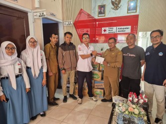 SMKN 4 Jember Serahkan Donasi Untuk Korban Bencana Sumatra Melalui PMI