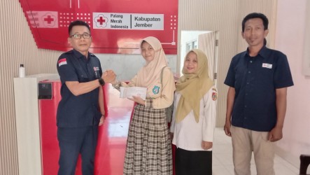 Melalui Aksi “Sehari Bergerak”, PMR SMPN 4 Jember Sumbang Rp 1 Juta Untuk Korban Bencana Sumatera