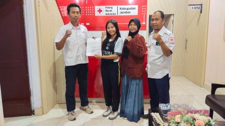 Peduli Korban Bencana, PMR Wira SMAN 2 Jember Donasikan Uang Tunai Dan Sembako