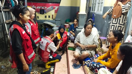 Respon Cepat Satgana PMI Kabupaten Jember!!, Kirim Nasi Bungkus, Pakaian, Hingga Pemeriksaan Kesehatan Di Tengah Banjir