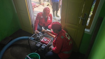 Cegah Krisis Air Bersih, Tim WASH PMI Jember Normalisasi 20 Sumur