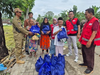 Gandeng PMI, SP BPJS Ketenagakerjaan Jember Salurkan Bantuan Bagi Korban Banjir Di Pakusari