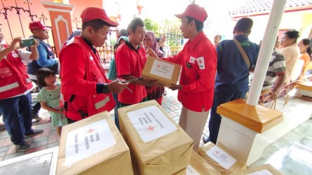 Peringati Hari Ibu, PMI Jember Distribusikan Paket Sembako Dari Donatur Dan Normalisasi Sumur Terdampak Banjir Luapan Bedadung