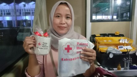 Semarak Hari Relawan PMI & Sambut 2026: Dari Bidan Lumajang Hingga Pedagang UMKM Kompak Donor Darah Di Alun-Alun Jember