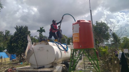Misi Kemanusiaan Di Tanah Rencong!!  Relawan PMI Jember Distribusikan Ribuan Liter Air Bersih Di Aceh Utara