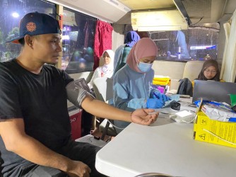 Hujan Deras Tak Padamkan Semangat KSR PMI ITS Mandala Gelar Aksi Kemanusiaan Di Alun-Alun Jember