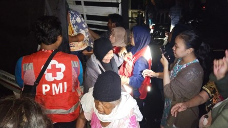 PMI Jember Evakuasi Ratusan Warga Terjebak Banjir Luapan, Dua Armada Dengan 9 Relawan Diterjunkan Ke Lokasi