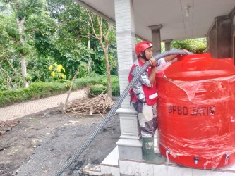 Sinergi Dengan BPBD, Tim TDB PMI Jember Kembali Distribusikan Air Bersih Di Desa Nogosari