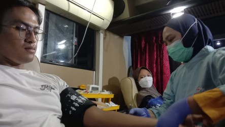 MAHASISWA UNEJ ANTUSIAS DONOR DARAH DI BULAN RAMADAN, RATA-RATA SUMBANG 30 KANTONG TIAP HARI 