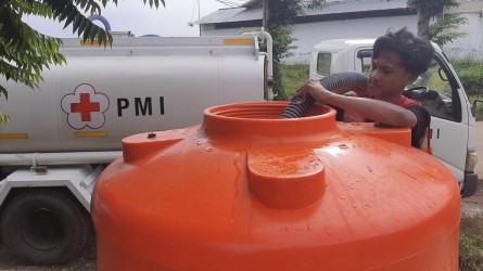 Pasca Banjir Sungai Dinoyo, PMI Jember Distribusikan Air Bersih, Relawan Juga Melakukan Asesmen Normalisasi Sumur