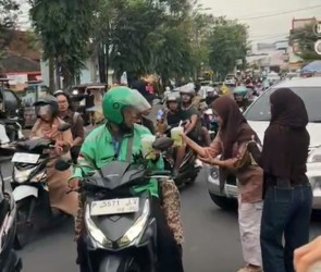 Wujudkan Kepedulian Di Bulan Ramadan, PMR SMAN 2 Jember Bagi-Bagi Takjil Di Depan Markas PMI