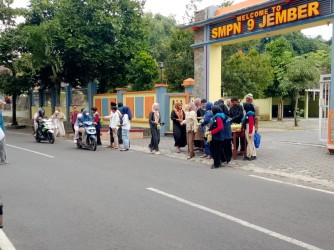 Sinergi Kemanusiaan, Kolaborasi PMR, Pramuka, Dan OSIS SMPN 9 Jember Bagi Takjil Di Bulan Ramadan