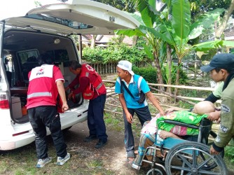 Bantu Lansia Lemas, Tim Ambulans PMI Jember Evakuasi Warga Gebang Ke RS Citra Husada