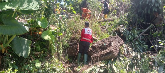 Hujan Deras Picu Longsor Di Kepatihan, Tim Tanggap Darurat PMI Jember Terjun Ke Lokasi