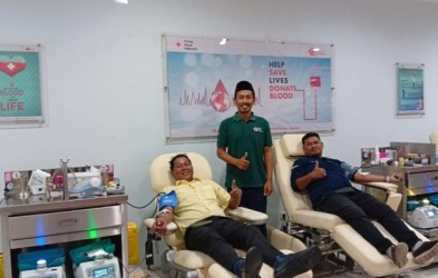 Usai Sidang Paripurna, Anggota Fraksi Golkar DPRD Jember Sempatkan Donor Darah Di UDD PMI