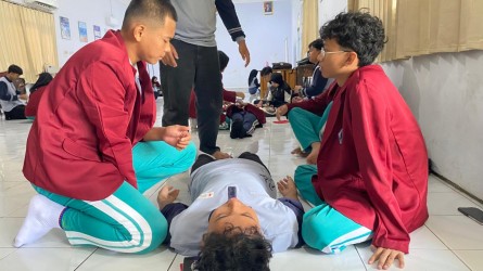 PMR Wira SMAN 3 Jember Asah Keahlian Pertolongan Pertama Relawan Muda Di Markas PMI