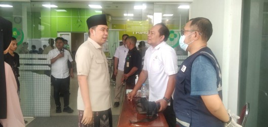Gus Bupati Fawait Beri Semangat Petugas PMI Jember Saat Merujuk Pasien Di RSD Dr. Soebandi