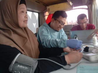 Kadis Koperindag Jember Ajak Masyarakat Aktif Donor Darah Di Sela Kegiatan OSMA