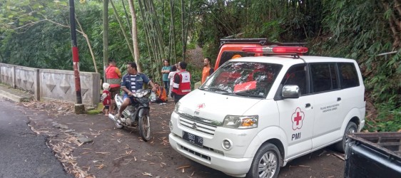 Dikabarkan Hilang, Relawan PMI Jember Melakukan Pencarian