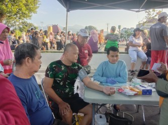 Peringati May Day, Ribuan Buruh Di Jember Gelar Jalan Sehat Hingga Aksi Kemanusiaan Donor Darah