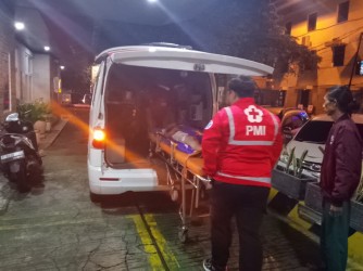 Bantu Warga, Tim Ambulans PMI Jember Antar Jemput Pasien Lansia Ke Rumah Sakit