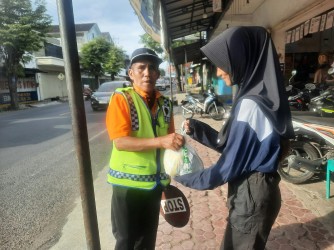 Peringati Hari Palang Merah Internasional, Siswa SMPN 1 Rambipuji Bagikan Paket Sembako Kepada Masyarakat Rentan