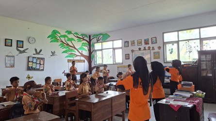 Antisipasi Penyakit Pancaroba Dan Kebencanaan, Relawan Baru KSR PMI Unmuh Jember Edukasi Siswa SDN Antirogo 02