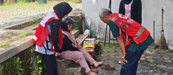 Petugas Posko PMI Sigap, Tangani Korban Laka Lantas Di Jalan Jawa Hingga Evaluasi Kesiapan Logistik Medis