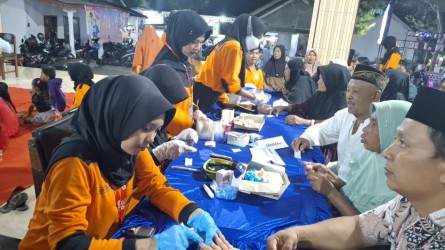 Inovasi Pengabdian, Relawan Muda KSR PMI Unit Unmuh Jember Adakan Cek Kesehatan, Bekam Gratis Hingga Nobar Film Di Desa Kepanjen
