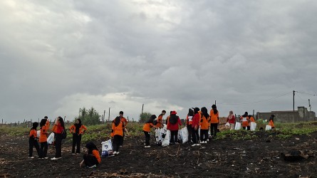 Kolaborasi Dengan Sibat Kepanjen, KSR PMI Unit UNMUH Jember Bersih-Bersih Pantai Selatan 